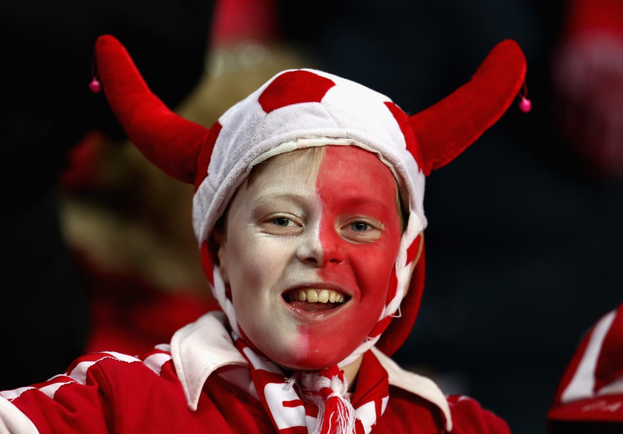 Los aficionados daneses llegaron en gran masa al estadio para vivir el partido en el que buscaban la ventaja.