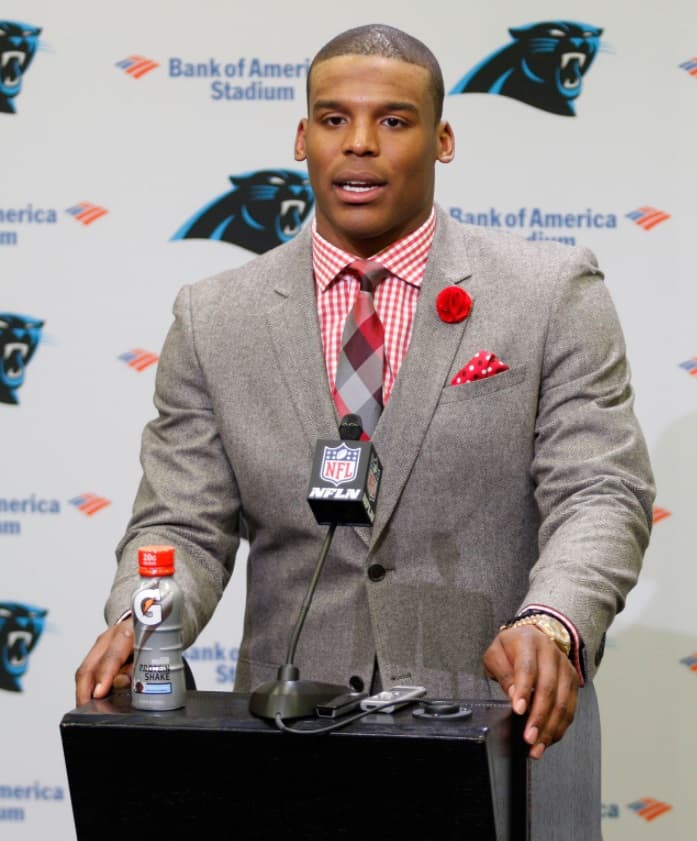 <b>Cam</b>eron Jerrell
<b>Newton</b> celebra su cumpleaños número 28 este 11 de mayo y por ello quisimos mostrar cómo ha ido cambiando su
<i>look</i> durante las seis temporadas que lleva en la NFL. El quarterback de los
<b><a href="http://www.univision.com/deportes/nfl/carolina-panthers">Carolina Panthers</a></b> ha sorprendido en casi todas sus conferencias de prensa pues no escatima al momento de presentarse en público.