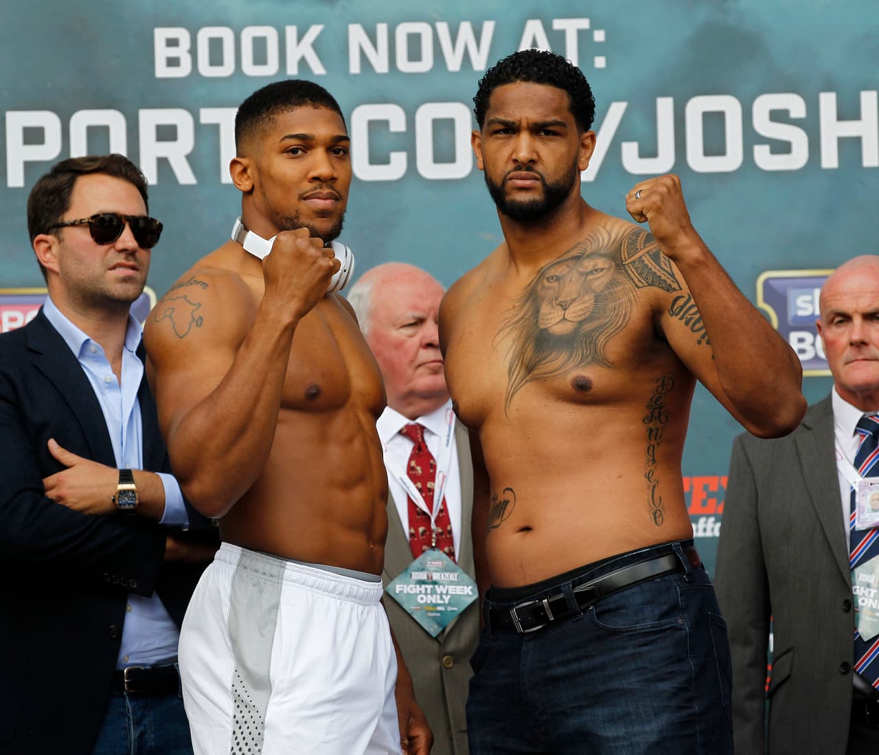Anthony Joshua y Breazeale posan después del pesaje.