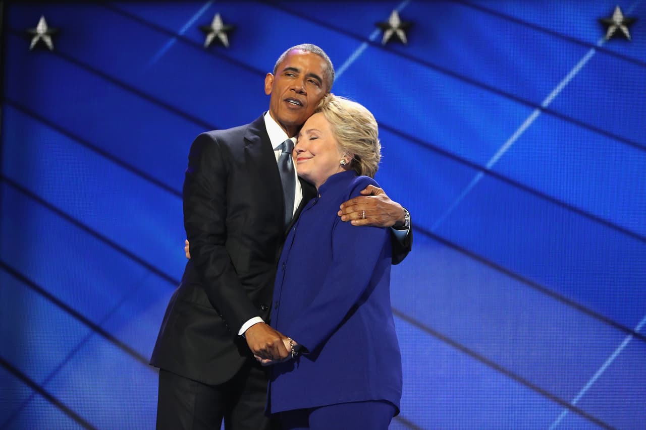 <b>El abrazo del poder. </b>El presidente Barack Obama abraza a la candidata Hillary Clinton, al finalizar su presentación en la convención nacional del Partido Demócrata en Filadelfia. 28 de julio de 2016.
<b> </b>