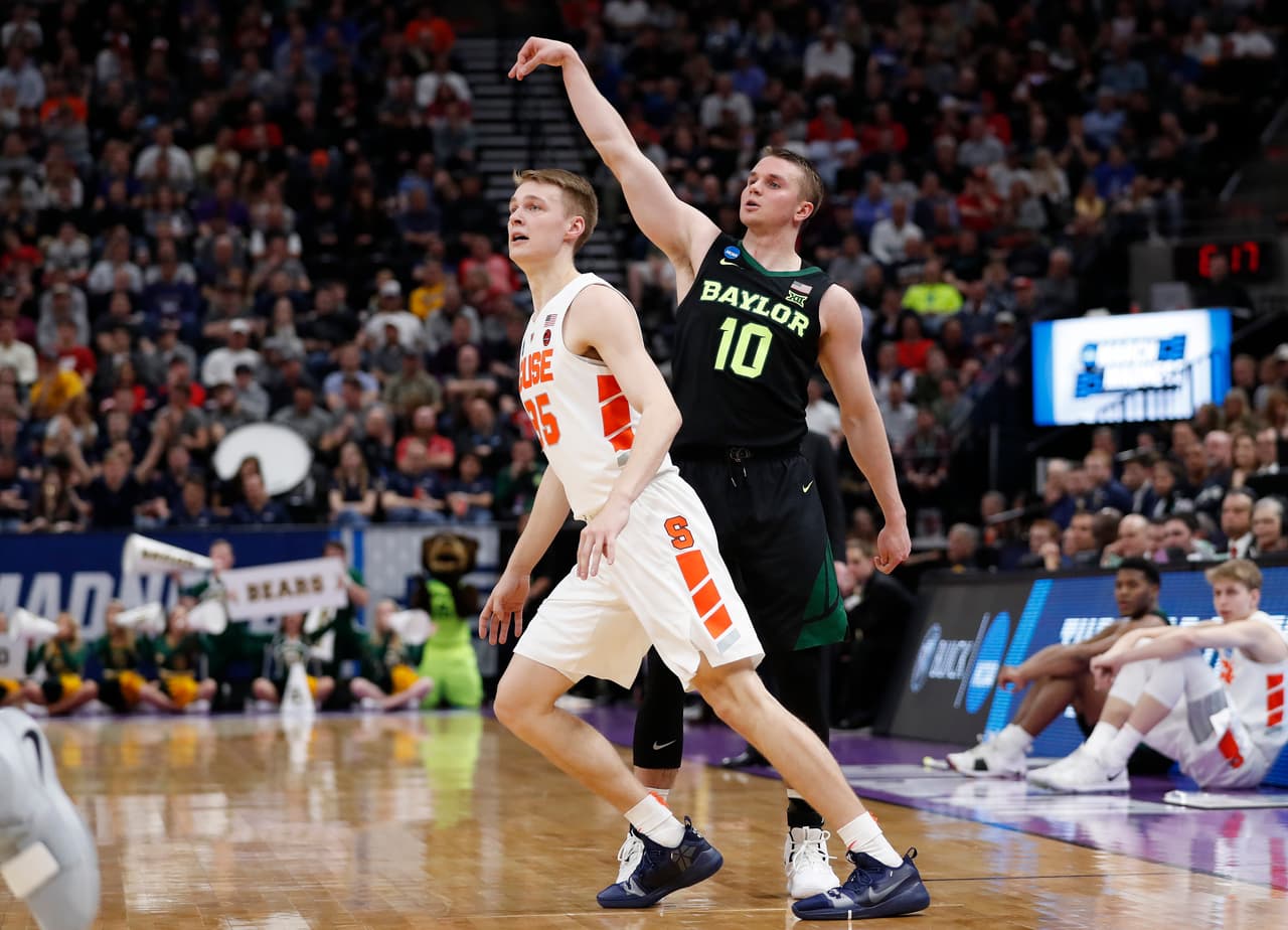 <b>Baylor (9) 78-69 Syracuse (8)</b>. Gracias a los disparos de larga distancia, los Bears dejaron en el camino a los Orangemen, con un total de 16 lanzamientos de tres puntos, una amrca para la escuela en el torneo. Makai Mason (10) se dio gusto con cuatro triples y acabó con 22 unidades.