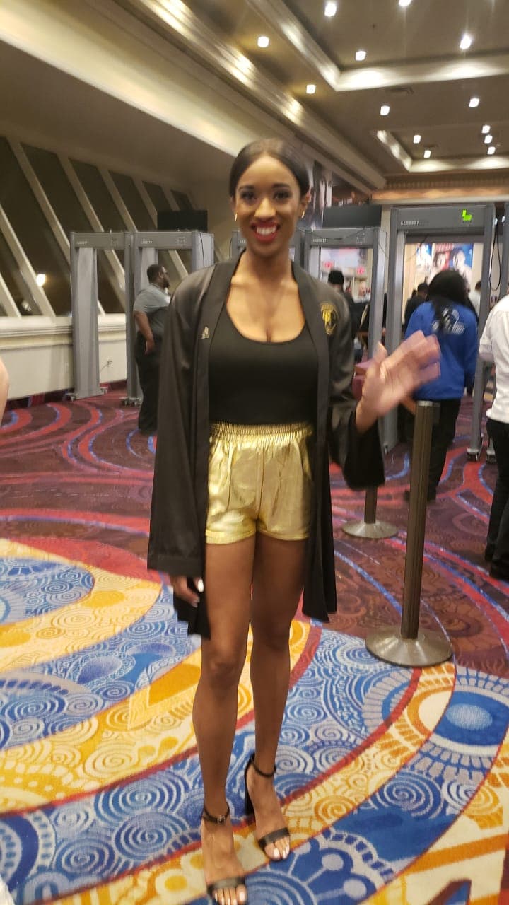 Gran expectativa para presenciar la pelea por el título semipesado de la OMB y las mujeres no quieren perderse esta batalla en el ring.