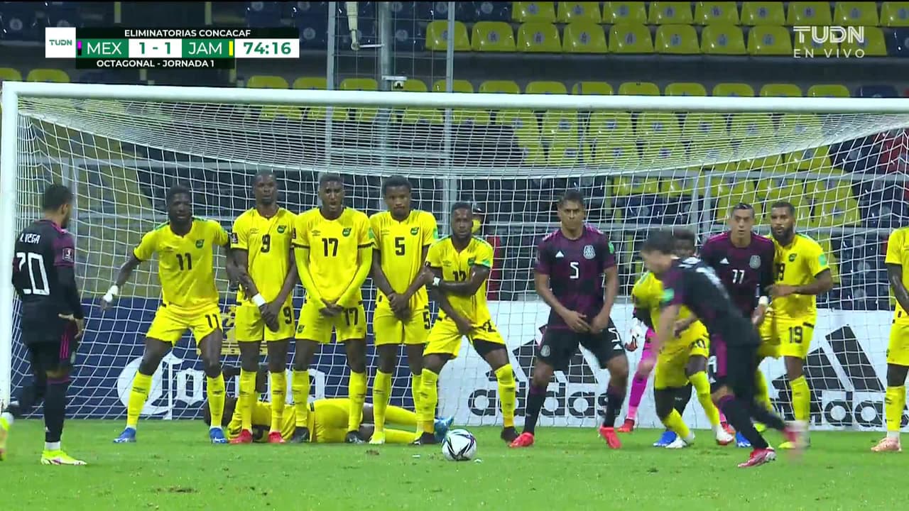 ¡TIRO ATAJADO! disparo por Sebastián Córdova.