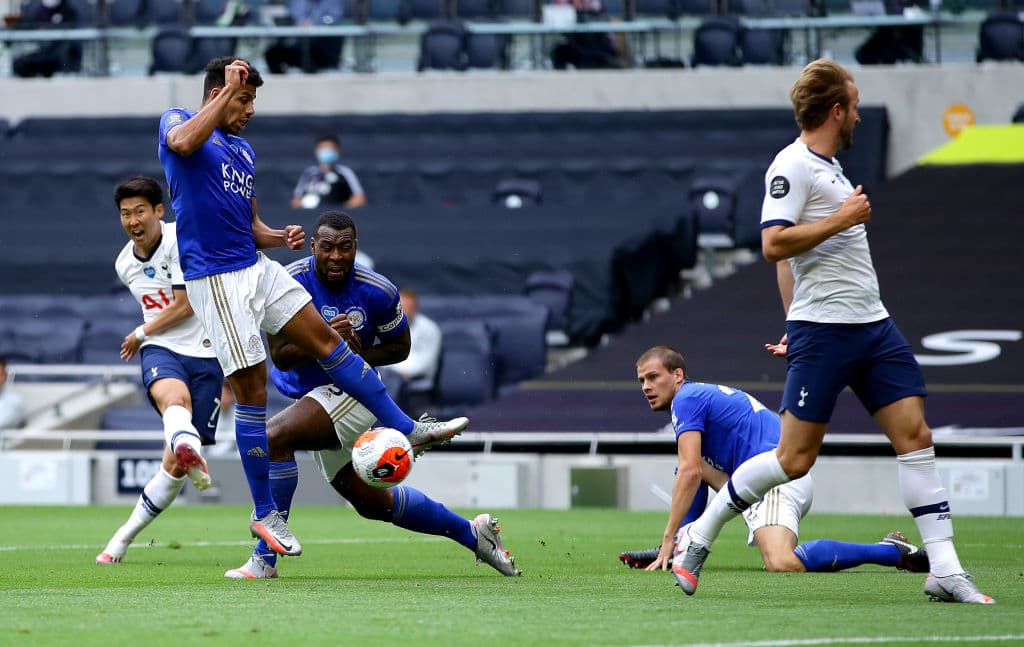 Leicester City necesitaba una victoria para seguir compitiendo con Chelsea por un boleto directo a la Premier League.