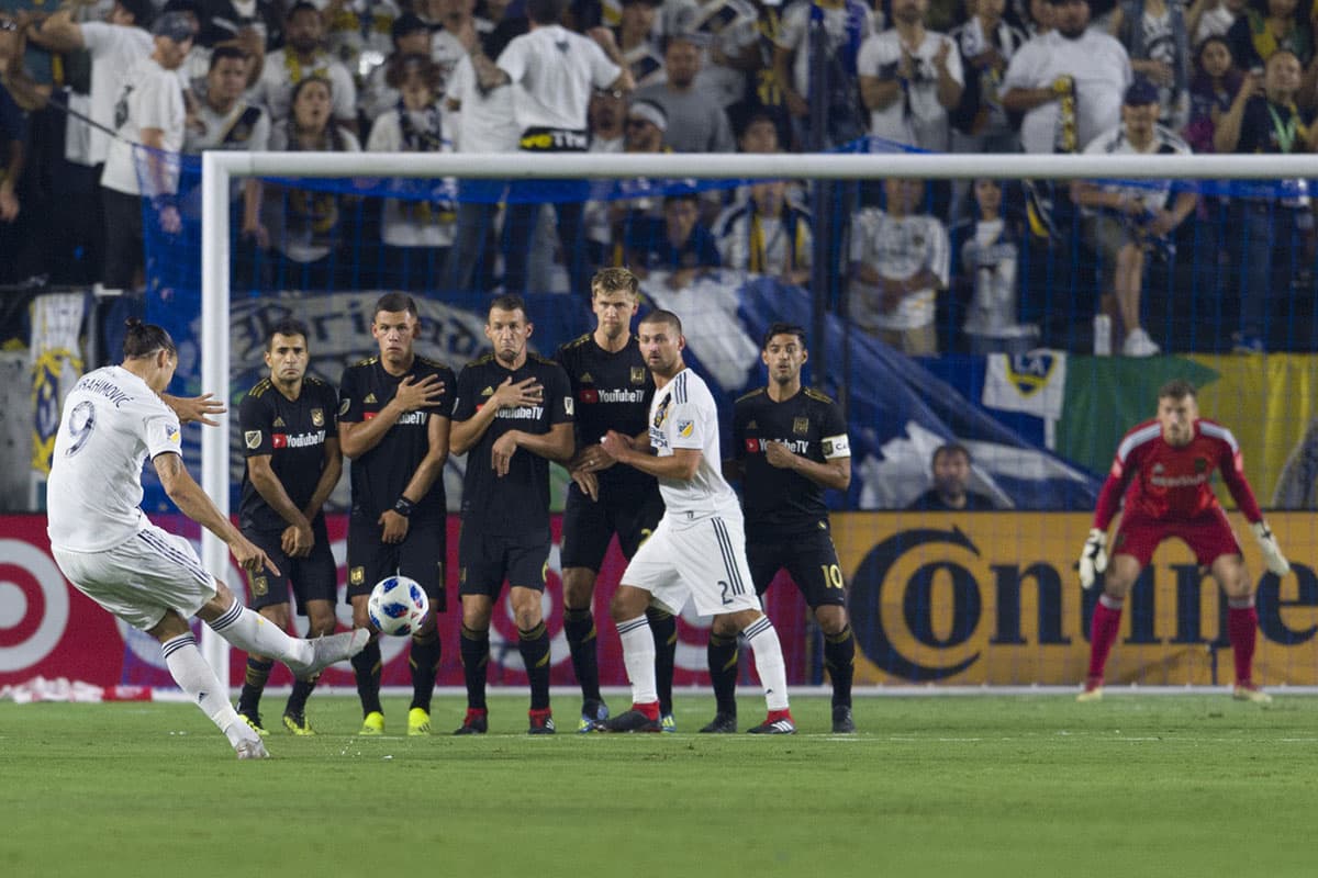 Zlatan intentó por todos los medios anotar otro gol para darle la victoria a su equipo y también llegar a su gol 500 como profesional.