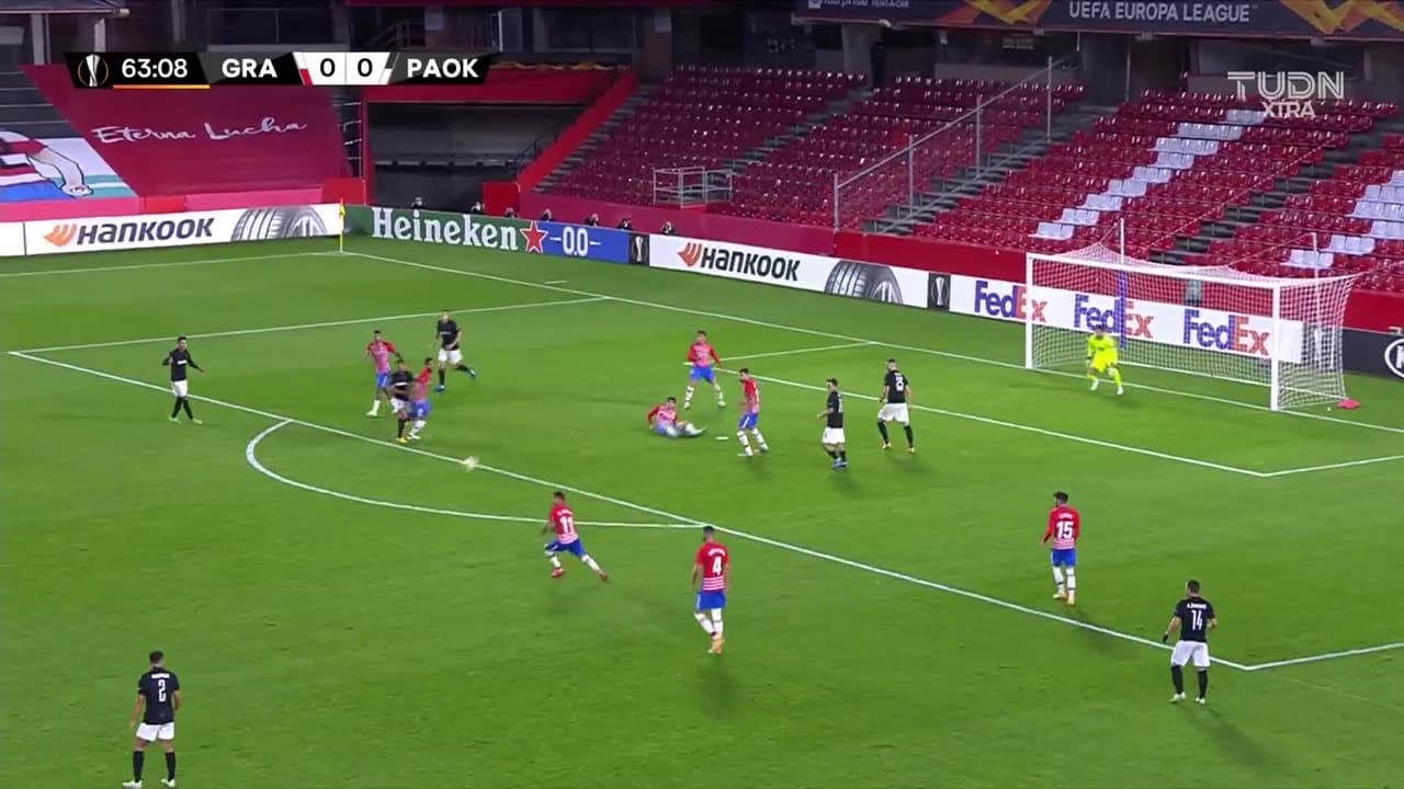 Tarjeta amarilla. El árbitro amonesta a Dimitrios Giannoulis de PAOK Salonika.