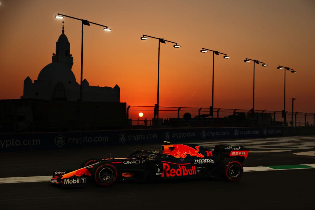 El mexicano Sergio Pérez finalizó en la novena posición de la Q2 en una complicada sesión para la escudería Red Bull dónde Max Verstappen terminó en el cuarto sitio. El siete veces campeón del mundo inglés Lewis Hamilton de Mercedes fue el más rápido este viernes, por delante de su compañero finlandés Valtteri Bottas, en el segundo entrenamiento libre para el Gran Premio de Arabia Saudí, el vigésimo primero y penúltimo del Mundial de Fórmula Uno, que se disputa en el circuito urbano.