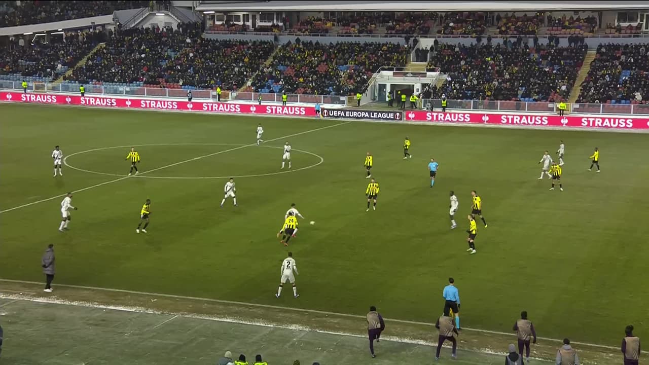 ¡TIRO ATAJADO! disparo por Amine Adli.