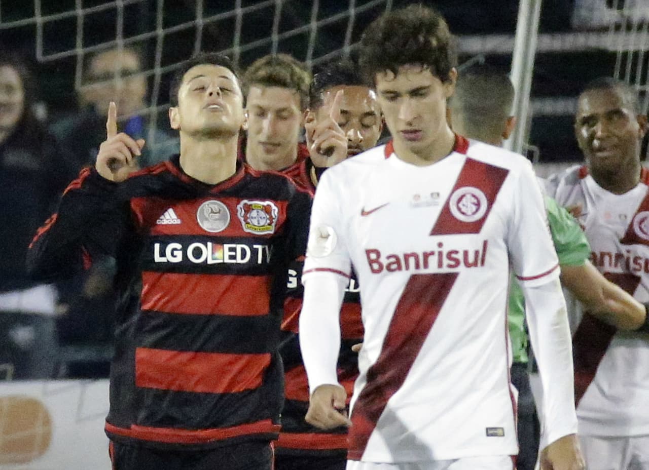 Doblete de 'Chicharito' y Bayer empata con Inter de Porto Alegre