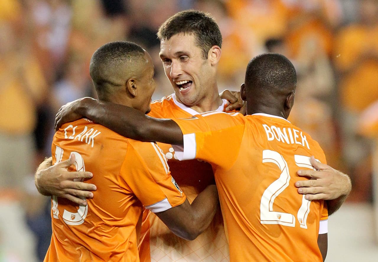 Con la fortuna como aliada, Houston Dynamo derrotó 4-2 a NY Red Bulls
