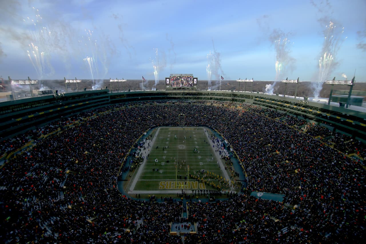 Las sensuales porristas, las espectaculares presentaciones previas y salidas de los equipos, las celebraciones y disfraces de los fanáticos y hasta los rituales previos a los partidos fueron parte de la fiesta de la ronda de 'wild crad' en la NFL.