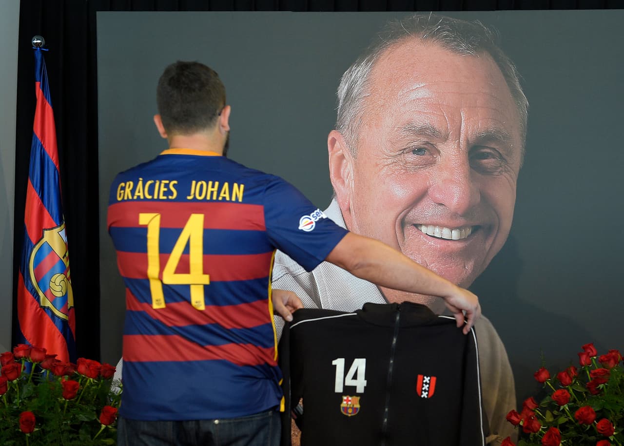 Los aficionados también rindieron su homenaje a Cruyff en el memorial.