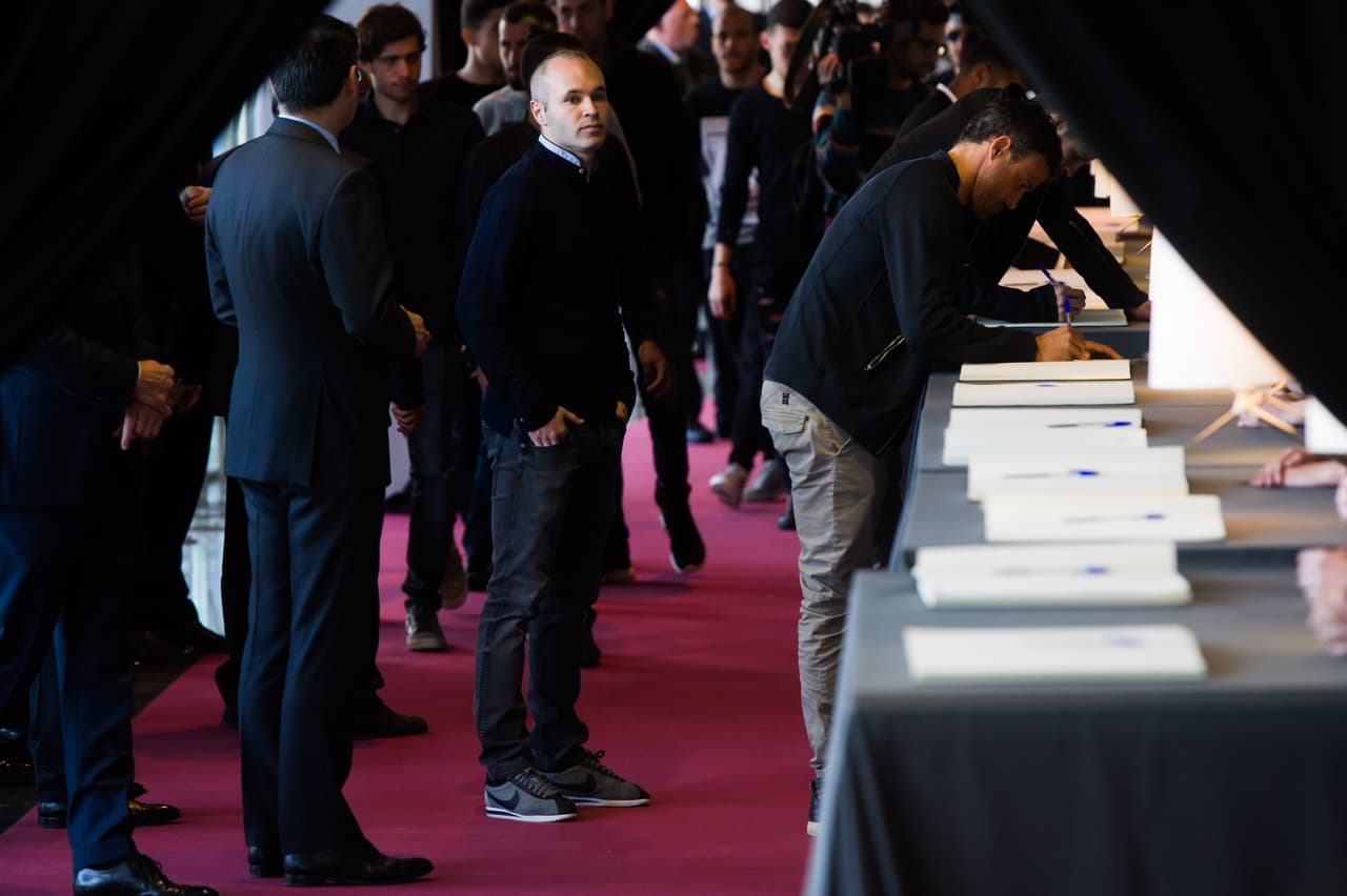 Luis Enrique al momento de firmar el libro de recordatorios para Cruyff.