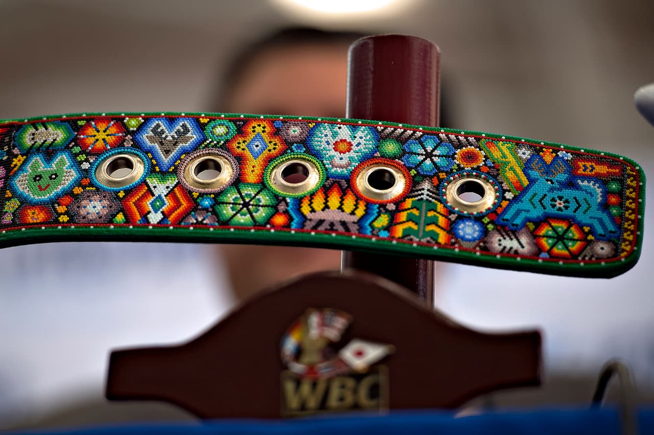 El arte huichol registra diseños y trabajos coloridos y de precisión además de integrar una simbología mística con significados religiosos y culturales.
<br>