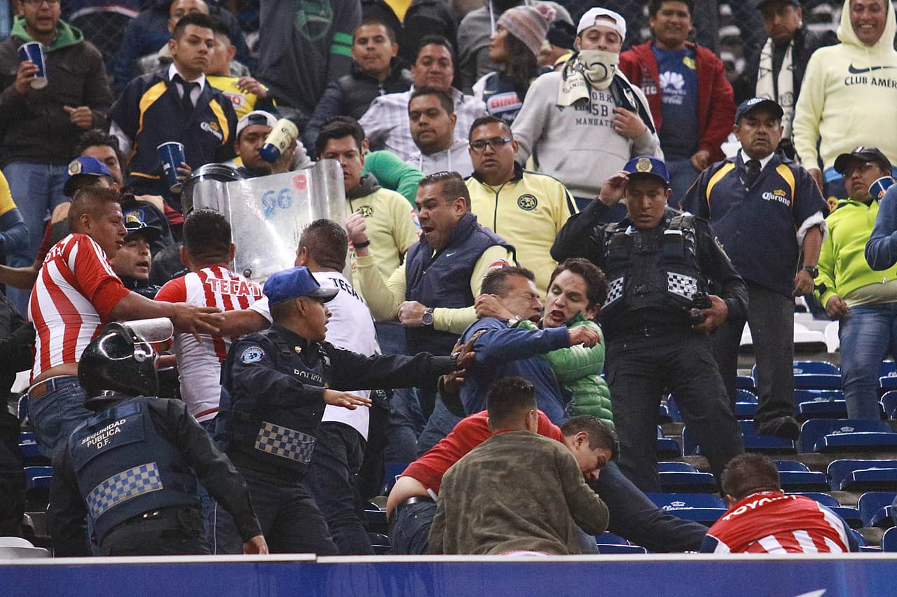Este no fue el único foco de violencia en esa jornada, ya que también en la parte baja de las tribunas hubo un intento de pelea que no pasó a mayores.