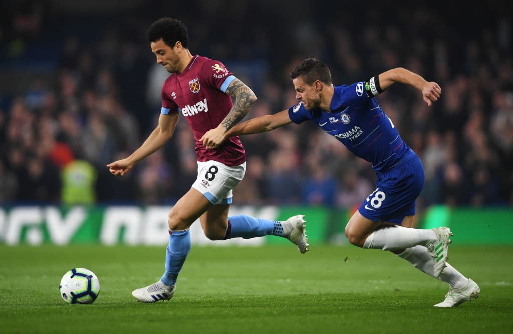 Felipe Anderson del West Ham United en la marcación sobre César Azpilicueta del Chelsea en una primera media hora de partido en la que se vio mejor el Chelsea.
