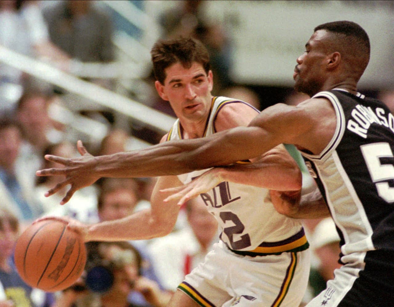 John Stockton | La leyenda del Utah Jazz jugó en México en 1996, previo a la temporada que disputaran la final ante Jordan y los Chicago Bulls.