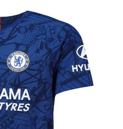 Después de que se filtrara hace unos días, este jueves el Chelsea confirmó la que será su playera titular de la próxima temporada la cual le hace honor a Stamford Bridge en su fondo con imagenes de su estructura. ¿Te gusta el nuevo jersey de los Blues?