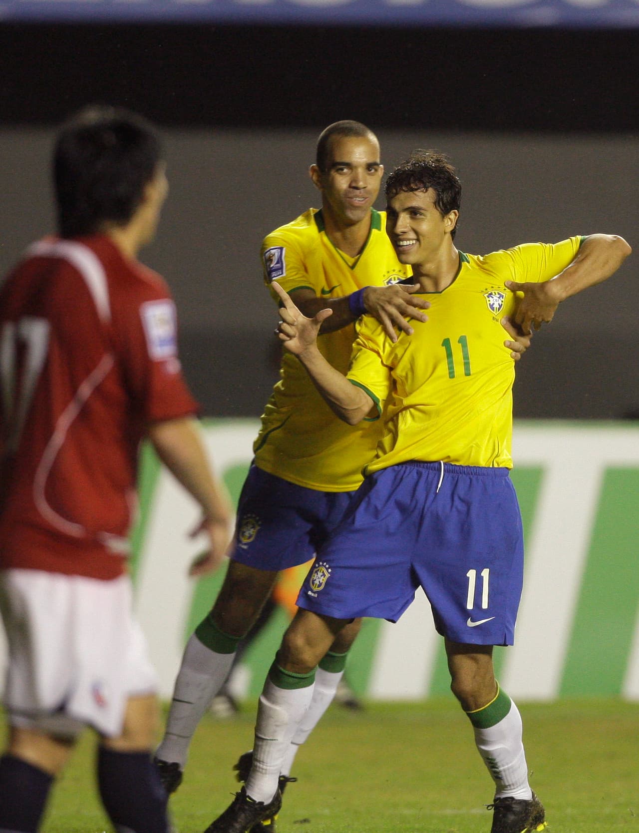 Aunque el empate no repercutía en nada a Brasil, Nilmar siguió su cosecha goleadora al minuto 74. Cabezazo en el área, al piso, para recuperar la ventaja.