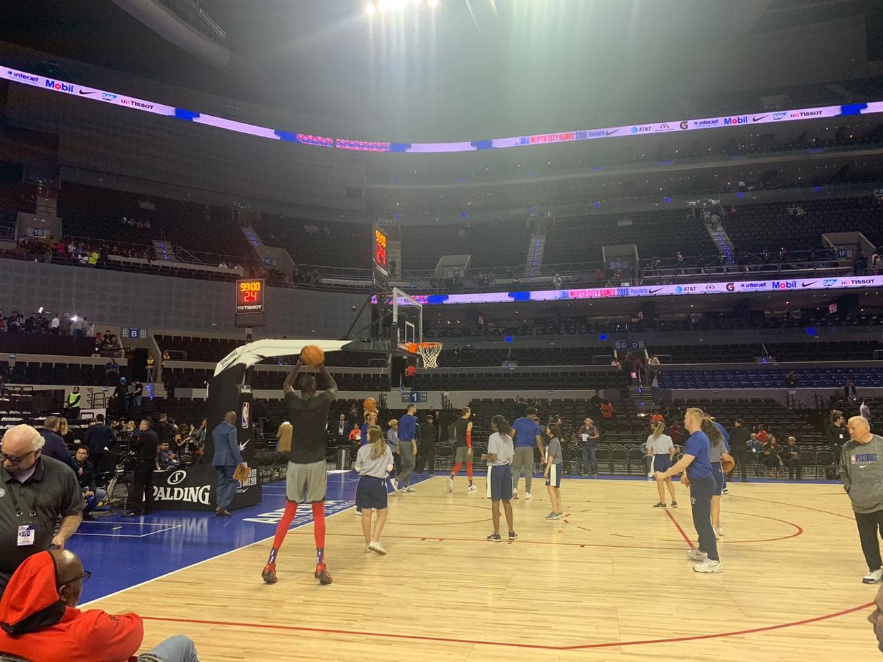 Ambos equipos salen a calentar previo al juego que brindarán en la Arena Ciudad de México.