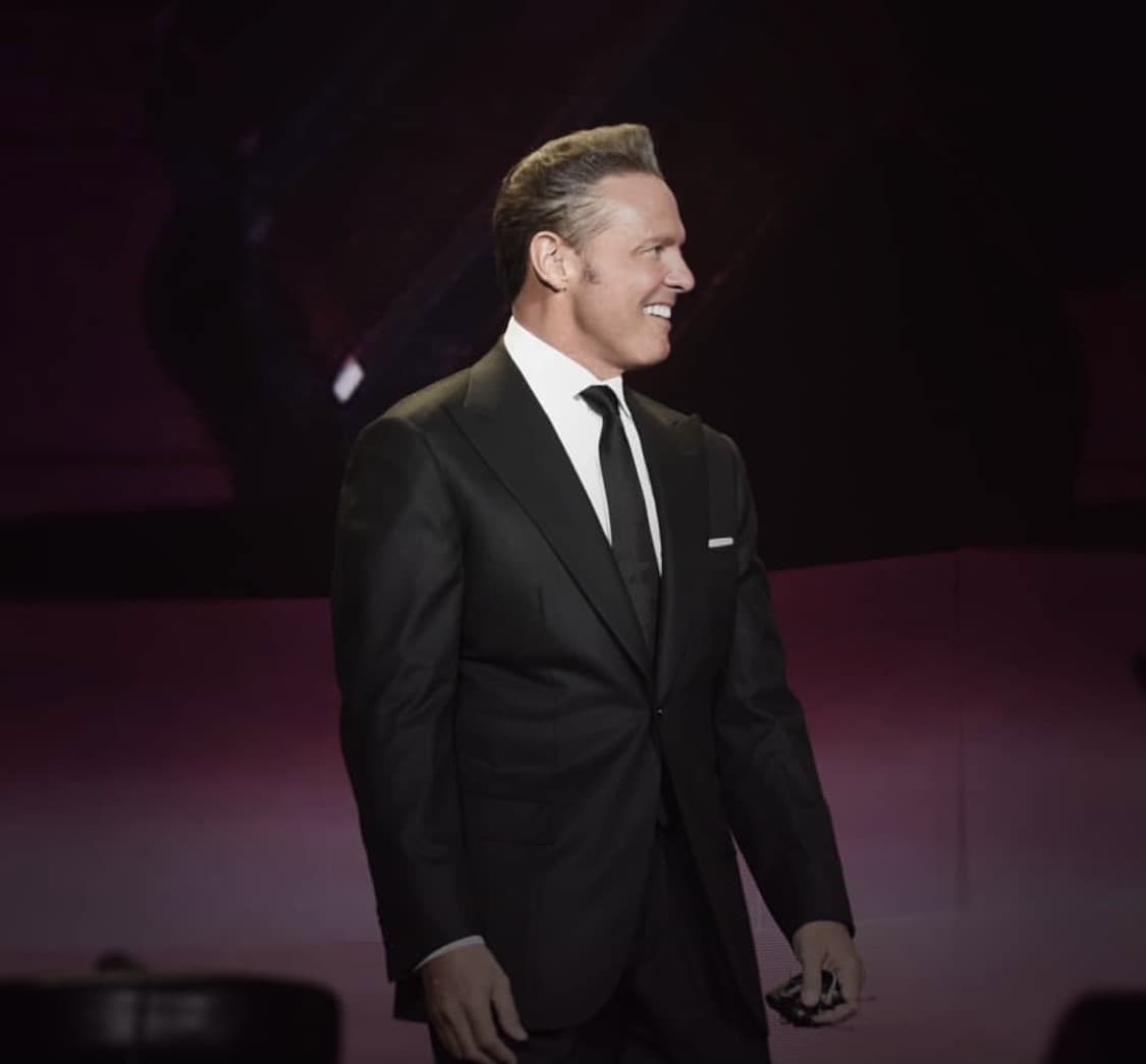 “Hubo un problema en el Muelle. Ahí se empezaron a utilizar los auriculares en el oído y el retorno de la música lo escuchaba por ahí. Entonces, cuando vi en los ensayos que estaban utilizando eso, yo le dije al sonidista que era de ellos (porque los grandes cantantes siempre vienen con sus sonidistas o su técnico de sonido) que me parecía inapropiado y que hay tener cuidado porque estamos al frente de un cerro con antenas de radio y se puede filtrar el sonido. El técnico me dijo que no, que a ellos no les iba a pasar”, afirmó Jorge Fernández.
<br>