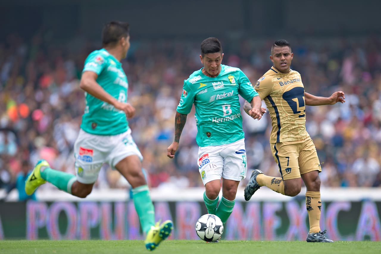 Action photo during the match Pumas UNAM vs Leon at Olympic University Stadium, Liga BBVA Bancomer MX Apertura 2016.-- Foto de accion durante el Partido Pumas UNAM vs Leon en el Estadio Olimpico Universitario. Partido Correspondiente la Jornada 3 del Torneo Apertura 2016 Liga BBVA Bancomer MX, en la foto: (i)-(d) German Cano, Javier Cortes --31/07/2016/ MEXSPORT/Javier Ramirez.