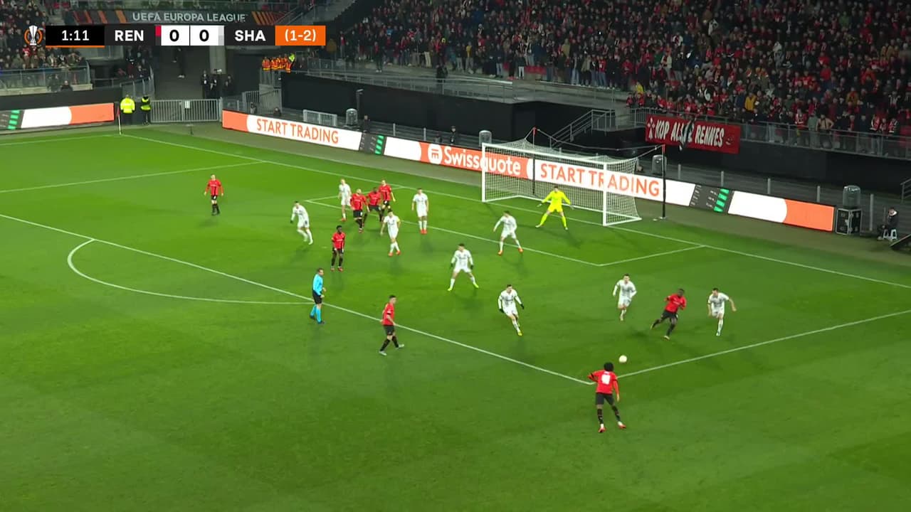 ¡TIRO ATAJADO! disparo por Amine Gouiri.