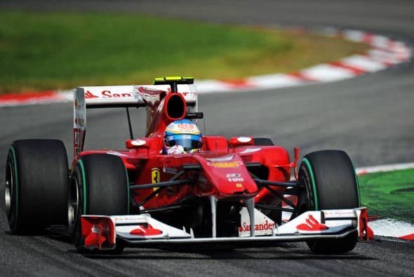 Alonso pasó a Button después de su parada a 'pits' para cambiar neumáticos y se encaminó a su 3ra. victoria del 2010.