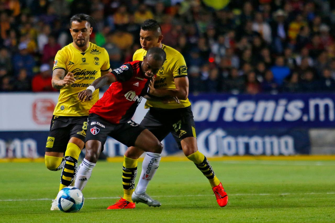 El ghanés Clifford Abogaye (centro) recibió dura marca de los jugadores de Monarcas en el encuentro de la Jornada 5 de la 
<a href="https://www.univision.com/deportes/futbol/liga-mx/" target="_blank">Liga MX</a>.