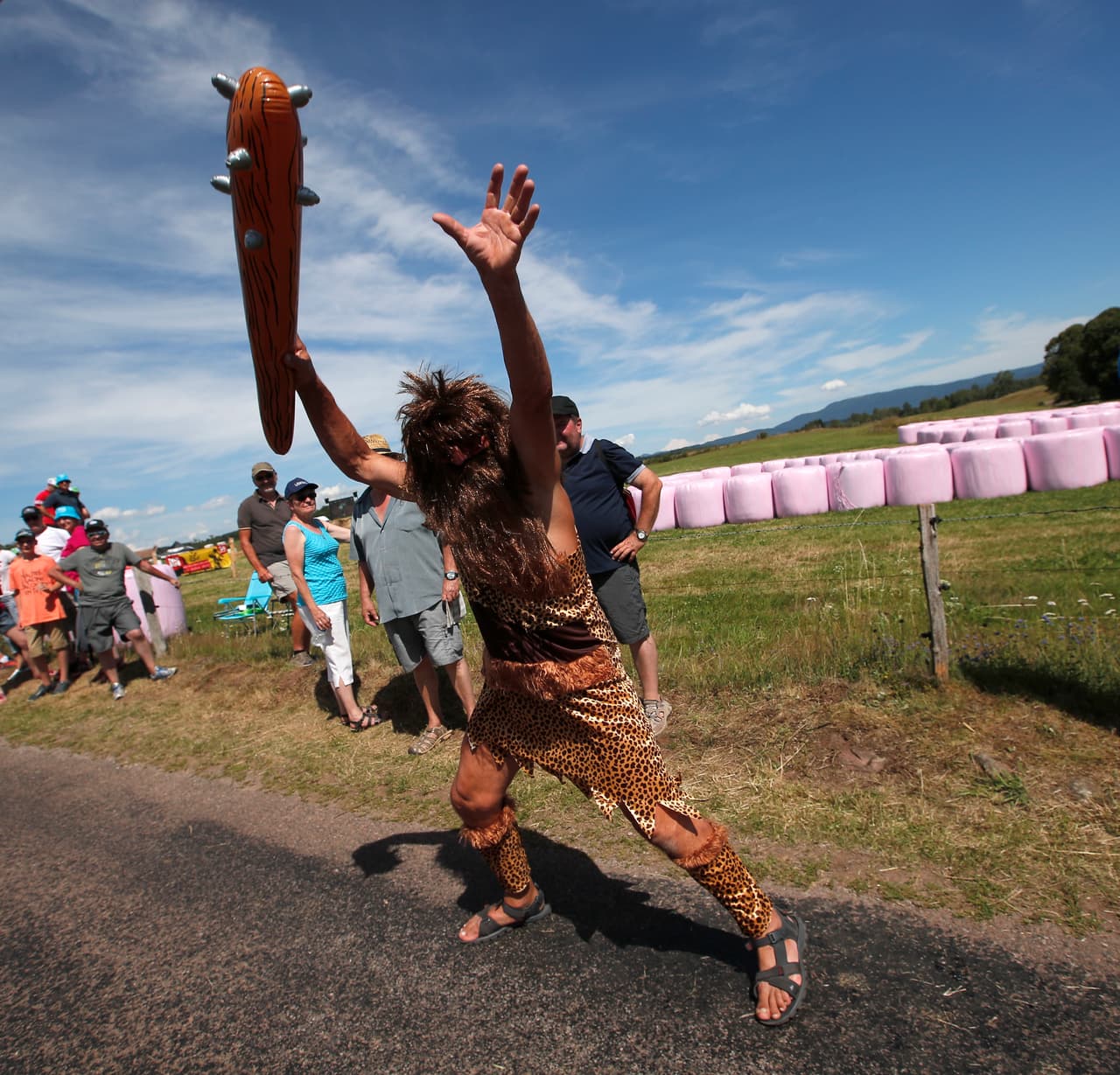 Algunos fanáticos convierten el Tour de Francia en una auténtica fiesta en la que los disfraces también son protagonistas.