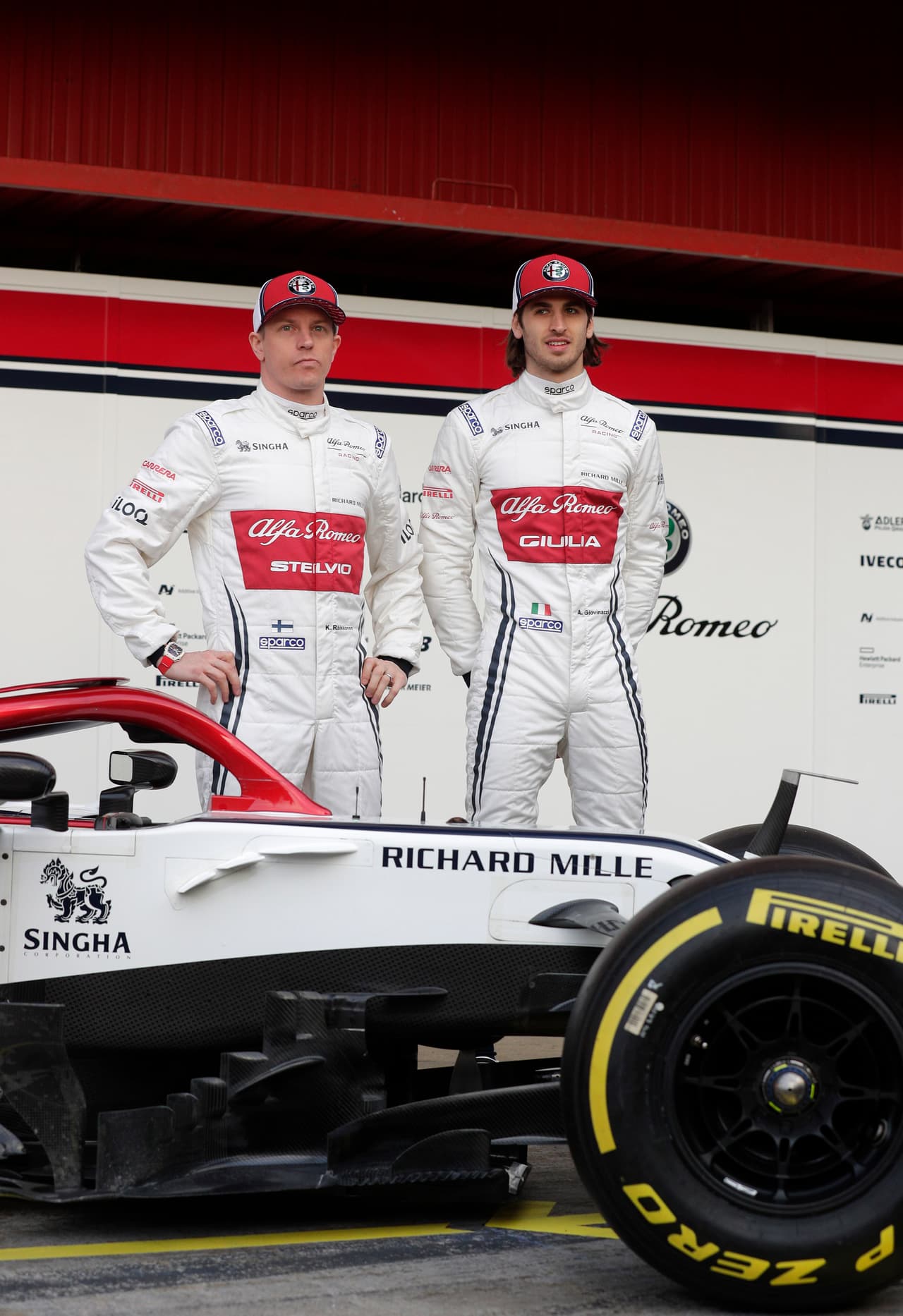 Kimi Raikkonen (izq) fue campeón del mundo de la F1 en la temporada 2007. También participó en el Campeonato Mundial de Rally de 2009 a 2011 con el equipo Citroën.