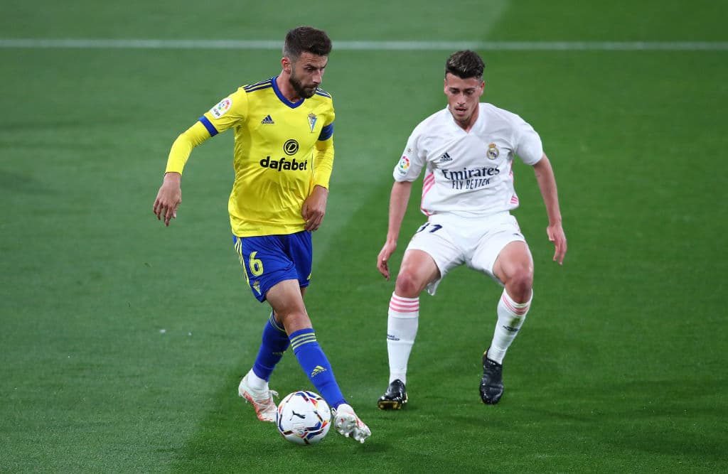 Con dos goles y una asistencia, Karim Benzema se echa el equipo al hombro y 'los blancos' vencen 0-3 al Cádiz en la jornada 31 del futbol español.