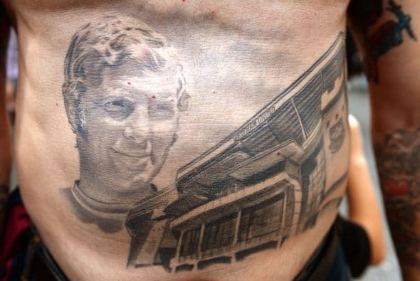 Otro seguidor del West Ham muestra sus tatuajes antes del inicio del partido de la Premier League entre el West Ham United y el Tottenham Hotspur en Boleyn Ground.