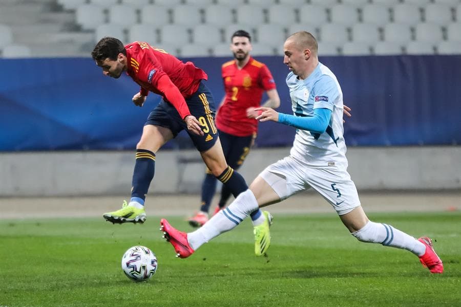 España arranca con victoria y golea a Eslovenia con marcador de 3-0. Javi Puado, Gonzalo Villar y Juan Miranda González fueron los autores de los goles para el conjunto español y se coloca líder de la tabla tras el empate de sus dos rivales, Italia y República Checa, durante la Eurocopa Sub-21.