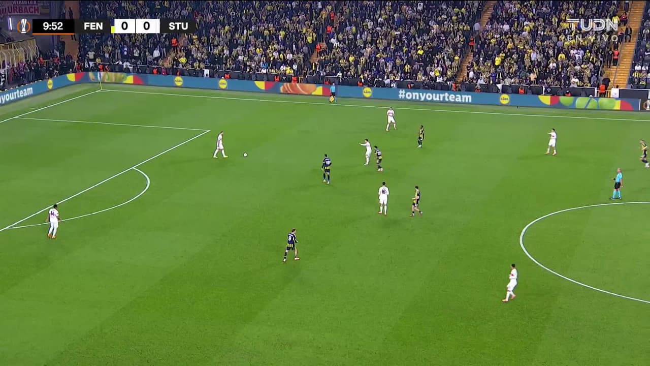 ¡TIRO ATAJADO! disparo por Kerem Aktürkoglu.