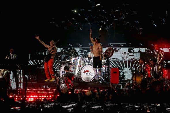 El baterista de la banda de funk rock lucía el logotipo de los Seahawks y de los Broncos en grande y los demás equipos de la NFL en pequeño.