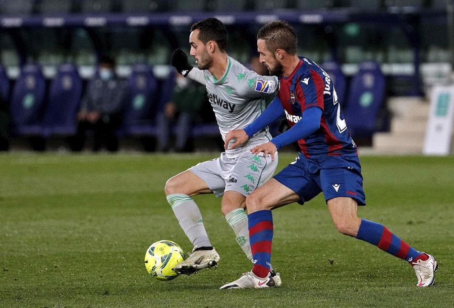 Levante se impone 4-3 ante el Real Betis en un intenso partido, donde los mexicanos Andrés Guardado y Diego Lainez tuvieron minutos en el campo. Los goles por parte de los 'granotas' corrieron a cargo de Oscar Duarte, doblete de Morales Nogales, Roger Martí y Roberto Suárez. Aissa Mandi y Sergio Canales descontaron para el Betis.