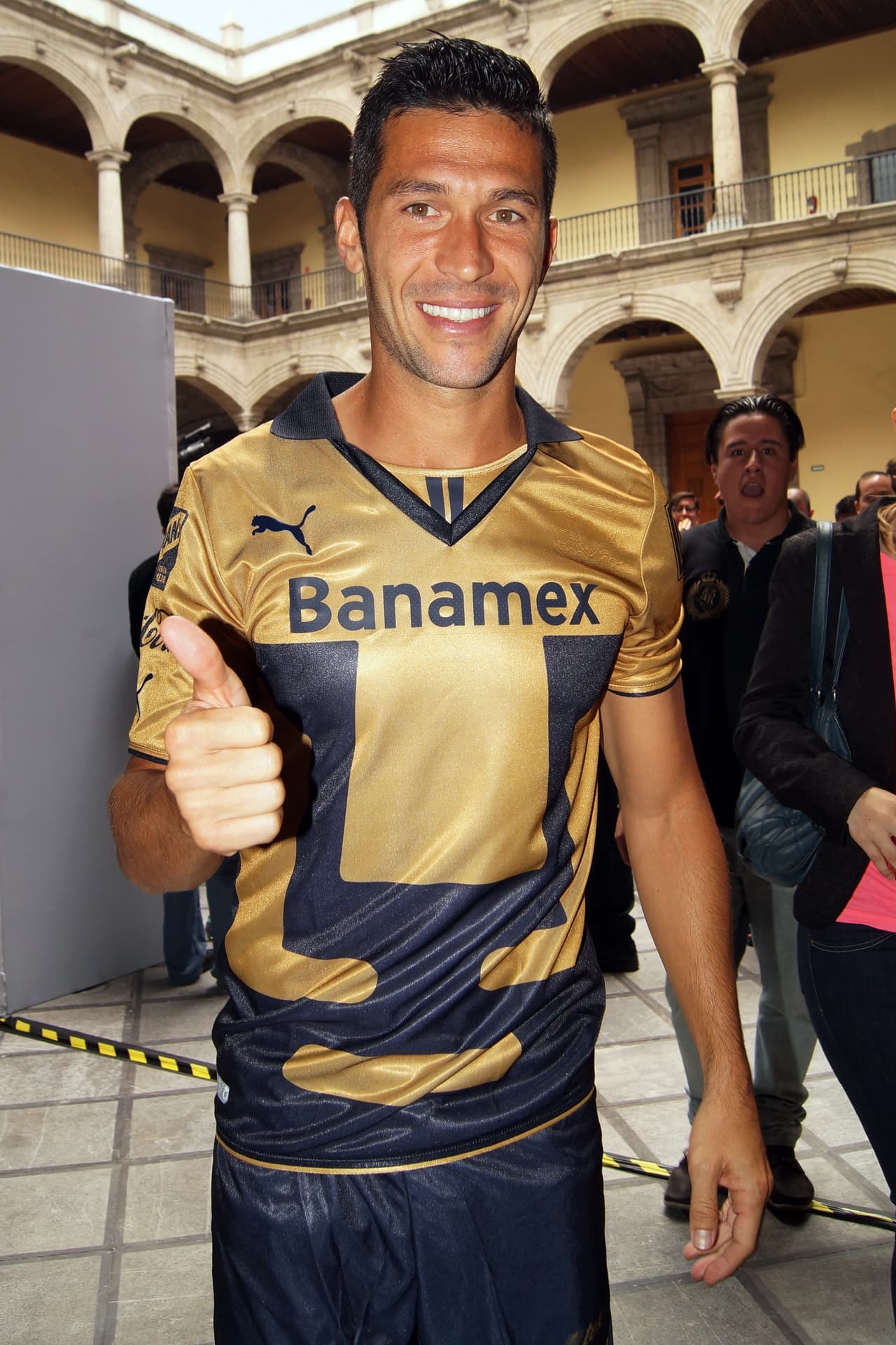 Junto a Emanuel Villa, también arribó a Pumas el español Luis García, quien venía de buenas temporadas con Puebla. Con los felinos disputó 34 partidos de Liga MX y metió cuatro goles.