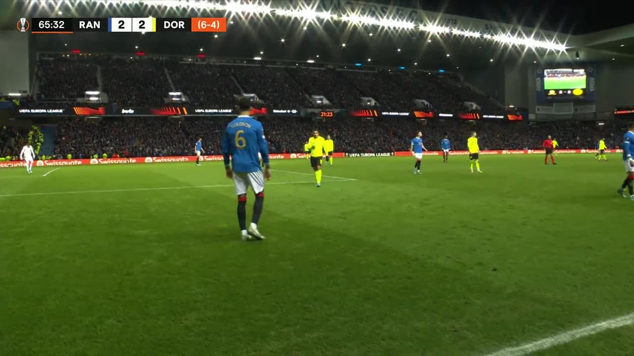 ¡GOL!  anota para Rangers. Ryan Kent