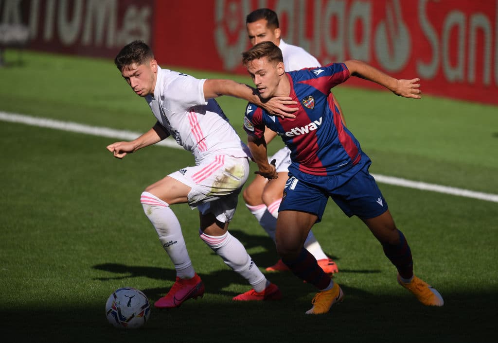 Gol de Ramos, pero el árbitro marca fuera de juego y falta