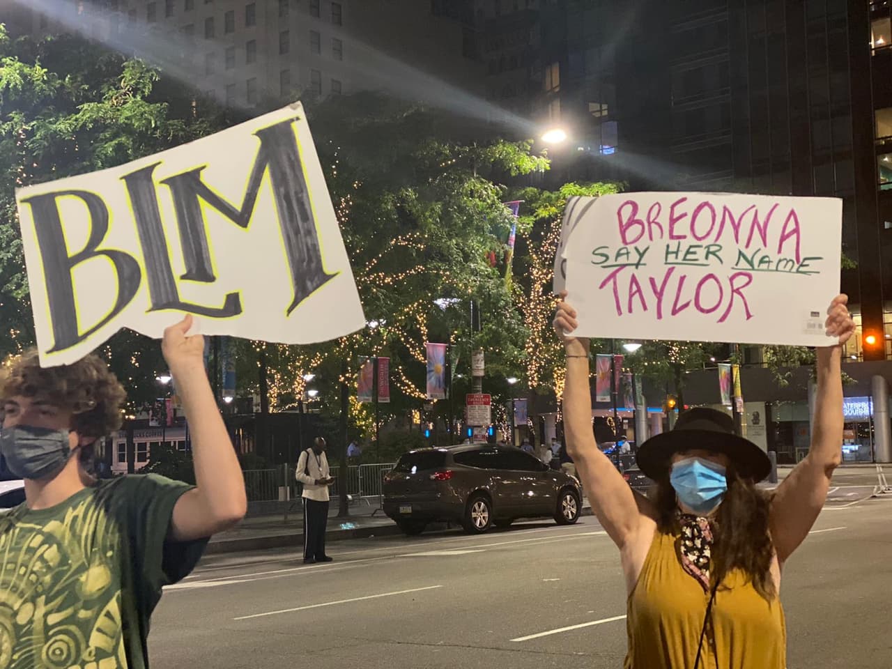 Manifestantes llegaron hasta el centro de la ciudad de Filadelfia portando carteles alusivos a Black Lives Matter y exigiendo justicia para Breonna Taylor #SayherName.