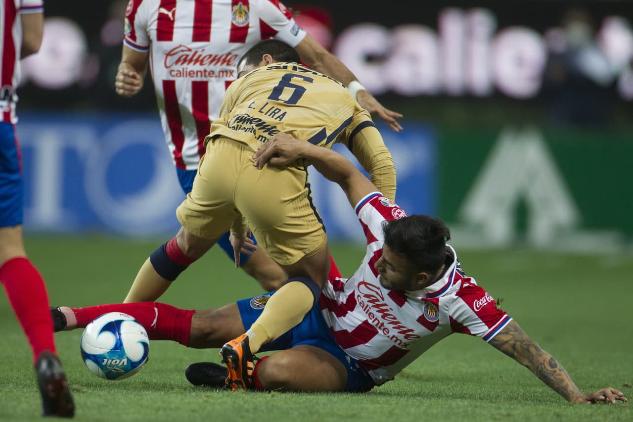 Las chivas logran venir de atrás para vencer a Pumas 2-1 y subir lugares en la tabla de posiciones.Pumas se queda en el penúltimo lugar con 5 puntos y las Chivas suben hasta la décima posición con 10 unidades.