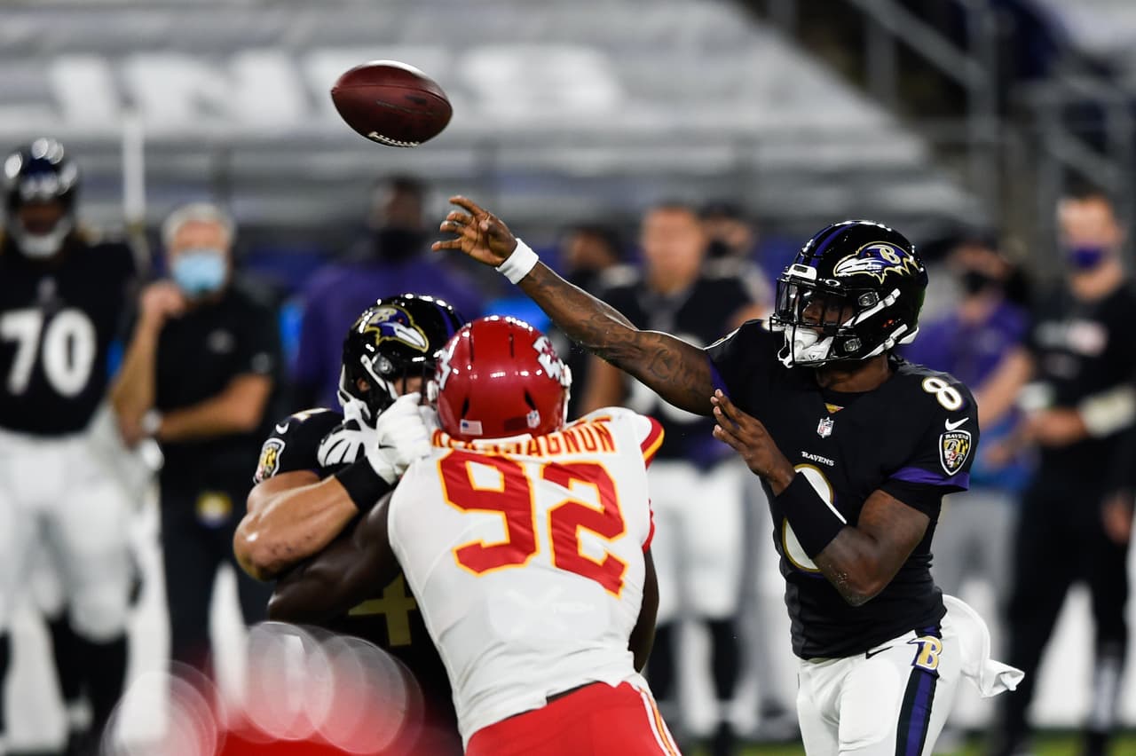 Patrick Mahomes supera las 350 yardas por aire, manda cuatro pases de touchdown y mete uno más por tierra en la victoria 34-20 sobre los Baltimore Ravens.