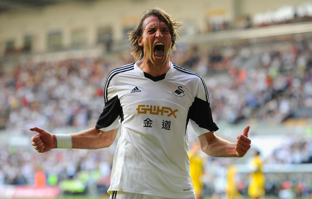 De jugar en el Rayo Vallecano de 'Paco' Jémez, Michu experimentó un ascenso meteórico con el Swansea en la Premier League anotando 22 goles en su primera temporada. Jugó un año en el Napoli y después acabó en el Langreo y en el Oviedo de tercera y segunda división de España.