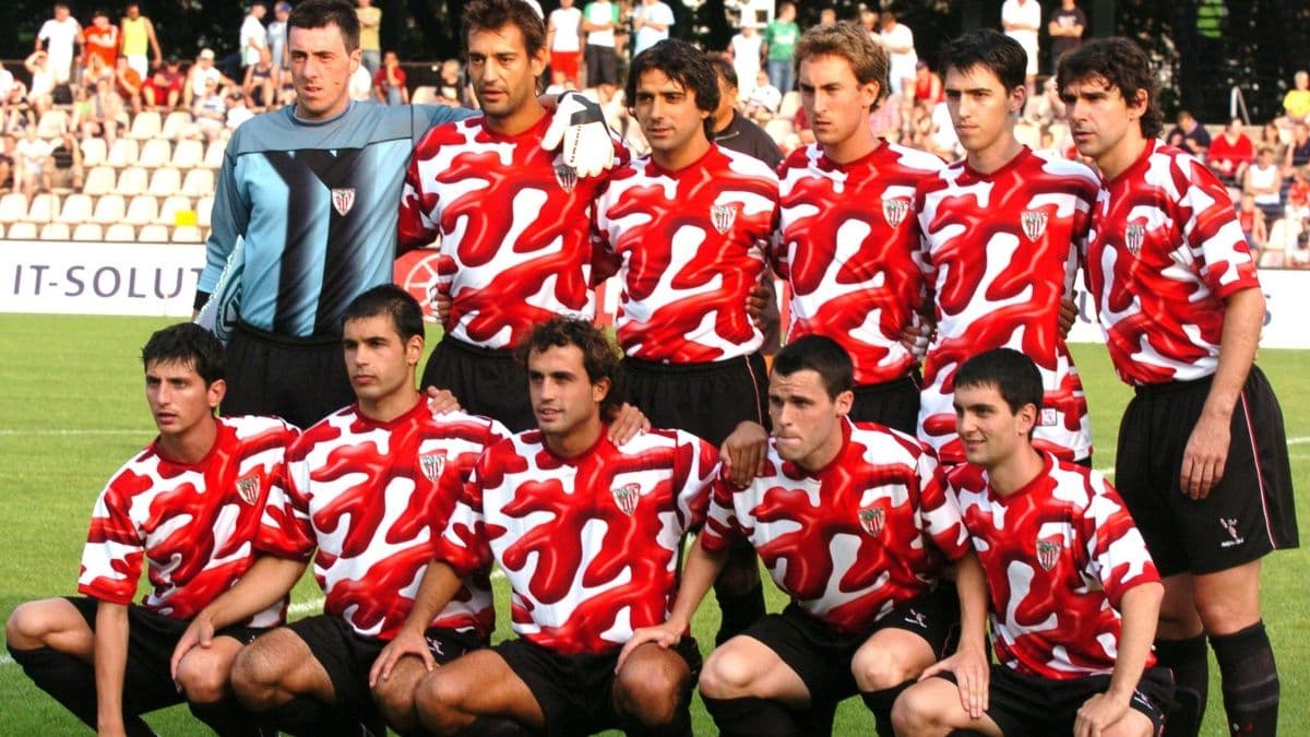 En 2004, el artista vasco Darío Urzay fue el encargado de diseñar la nueva camista del Athletic de Bilbao y este decidió que quería dejar los colores blanco y rojo pero sin mantener las clásicas rayas verticales. El diseño fue comentado por todo el mundo y les llovieron críticas, incluso la UEFA llegó a llamar el diseño 'Ketchup Shirt'.