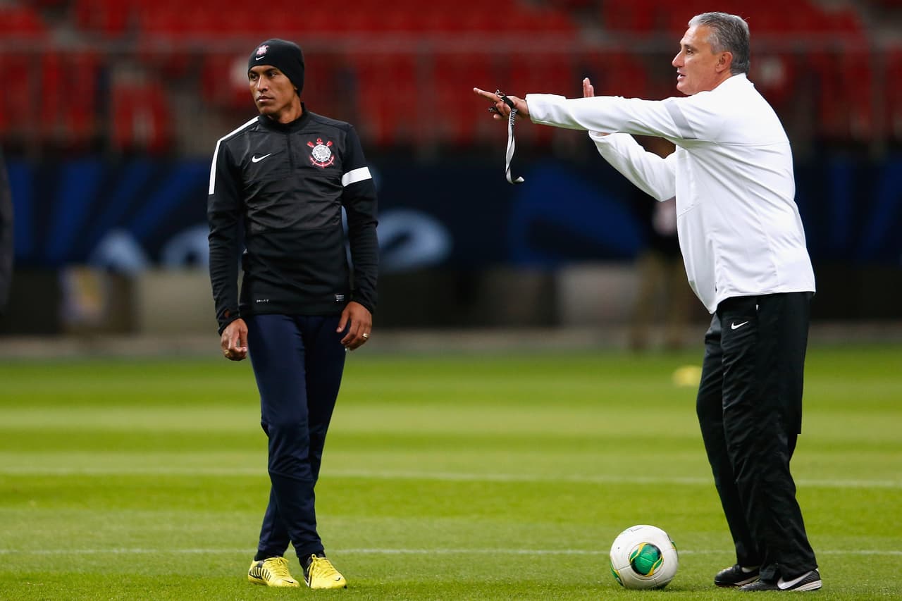 Tite, quien entonces entrenaba al Corinthians, pulió las habilidades de Paulinho como un mediocampista todoterreno.