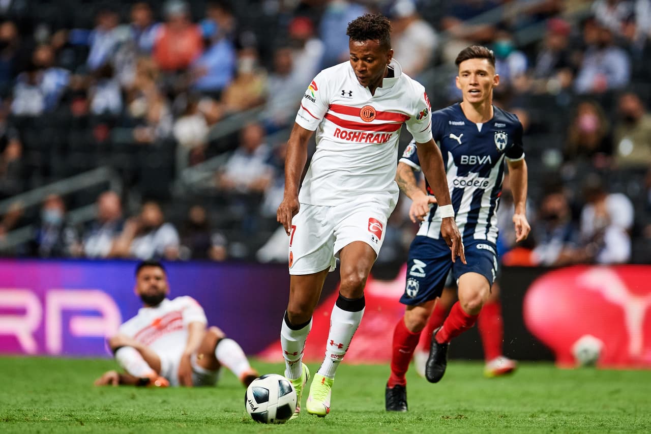 Jesús Gallardo y Rogelio Funes Mori son los encargados de hacer la diablura al Toluca y Monterrey gana 2-0.