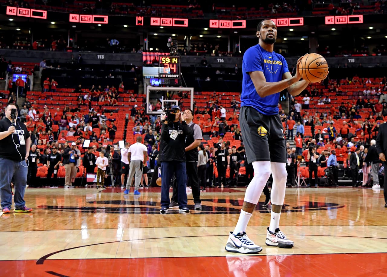 Con una inquebrantable fe de ver a su equipo campeón por primera vez, los aficionados de los Toronto Raptors se dejaron llegar de manera masiva a Scotiabank Arena para atestiguar historia. Aunque la duda se siembra ahora que está por regresar Kevin Durant para este Juego 5. Gran ambiente previo al quinto partido de las Finales de la NBA.