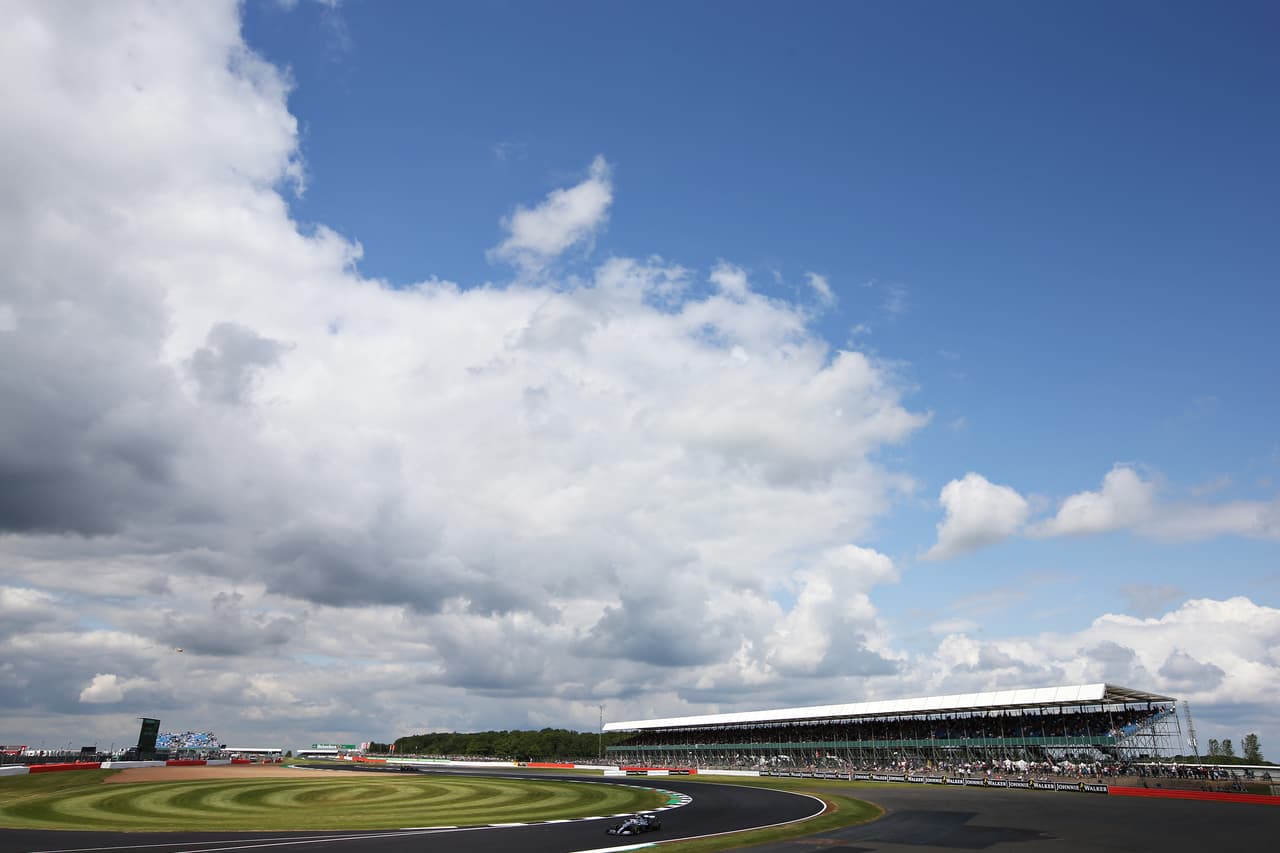 En el inicio de la acción Lewis Hamilton, Valterri Bottas y Sebastian Vettel ocuparon los tres primeros lugares, así como en la segunda sesión pero con distint orden: Vettel, Hamilton, Bottas. Por su parte, el mexicano Sergio Pérez fue octavo y noveno para ilusionarse con los puntos el domingo.