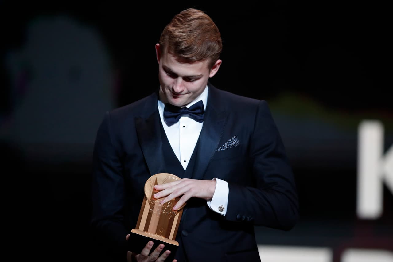 Matthijs de Ligt, jugador de Juventus, es nombrado como ganador del Trofeo Kopa durante la ceremonia del Balón de Oro.
